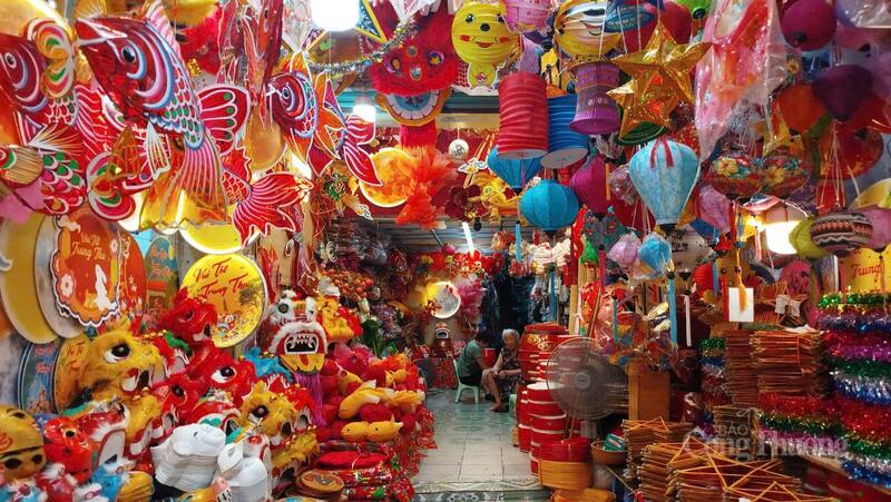 Đa dạng đồ chơi Trung thu được bày bán trên phố Hàng Mã (phường Hoàn Kiếm, TP. Hà Nội). Ảnh: Hải Sơn