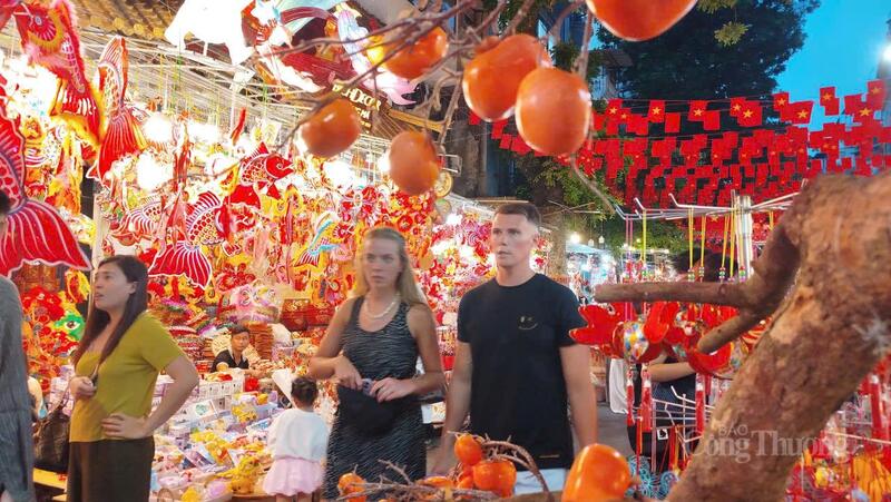 Nhiều khách nước ngoài cũng hòa mình cùng không khí rực rỡ bên các đồ chơi Tết Trung thu tại Thủ đô Hà Nội.