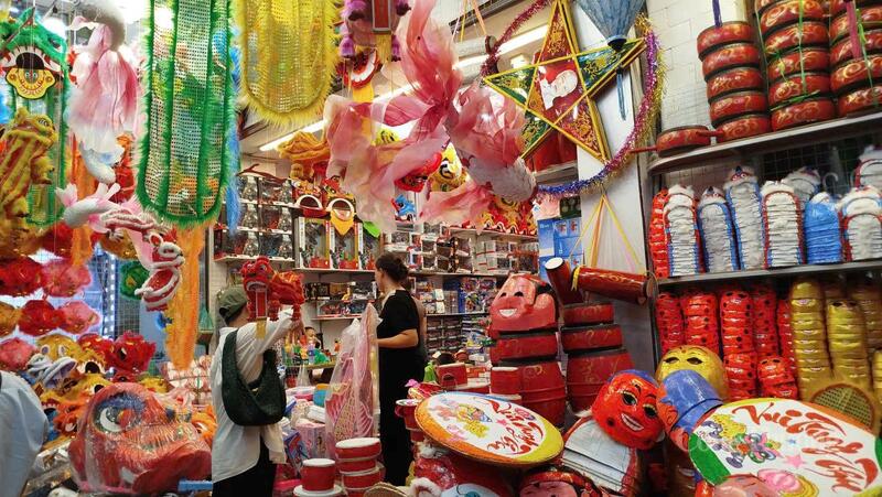 Các món đồ chơi thủ công truyền thống đèn ông sao, trống tùng, mặt nạ giấy... được bày bán khắp phố Hàng Mã.