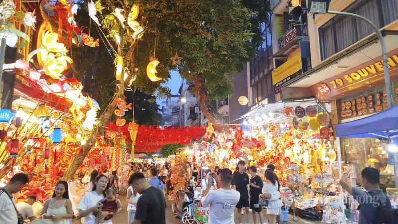 Phố Hàng Mã những ngày này luôn thu hút đông đảo khách đến vui chơi, thăm quan.