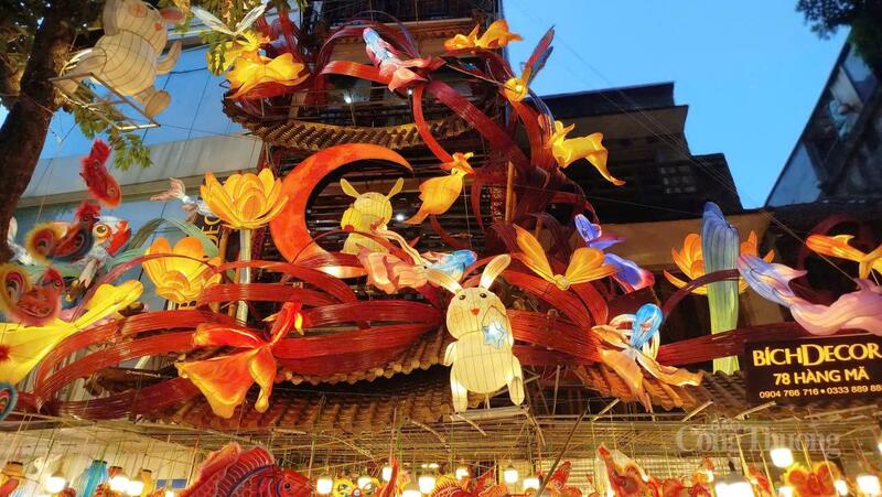 Nhiều tiểu thương tung ra sản phẩm thủ công độc đáo, vừa mới lạ vừa giữ trọn nét truyền thống.