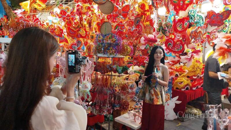 Nhiều bạn trẻ đến phố Hàng Mã để check-in.