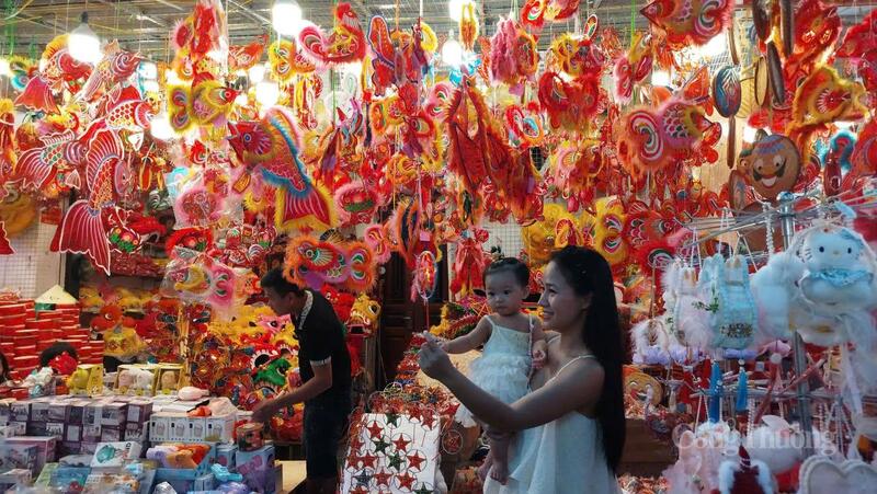 Khác với những năm trước, các sản phẩm đồ chơi trung thu truyền thống năm nay chiếm ưu thế.