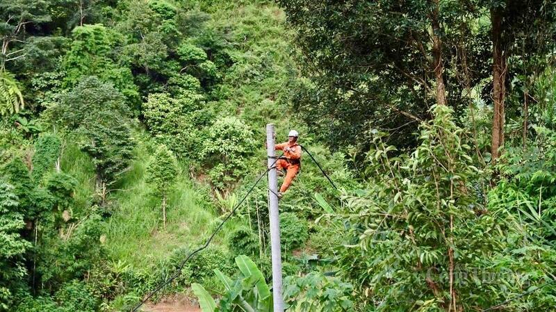 Những người thợ "áo cam" lặng lẽ khôi phục từng mạch điện, dựng lại từng cây cột như nối lại niềm tin cho người dân vùng lũ.
