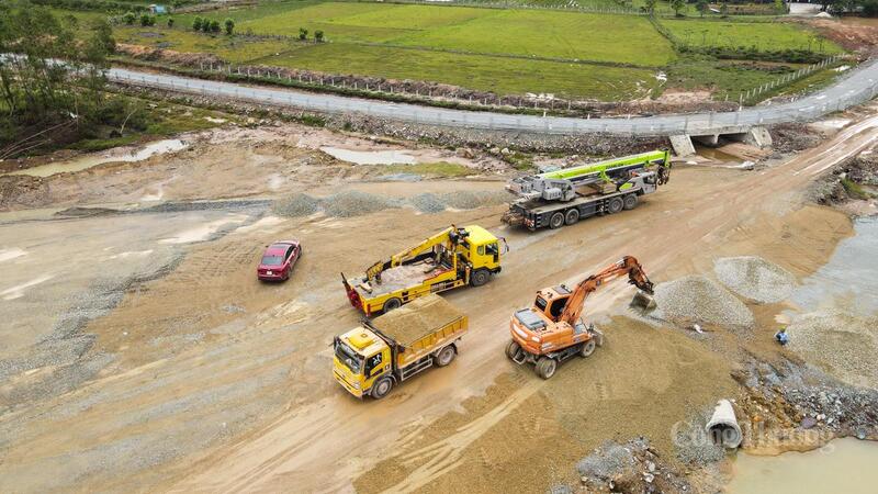 Máy móc, xe tải được nhà thầu huy động tối đa để đẩy nhanh tiến độ.