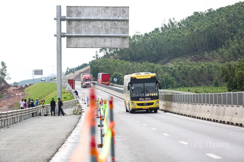 Nhà thầu đặt biển cảnh báo, căng dây phân cách để thi công an toàn