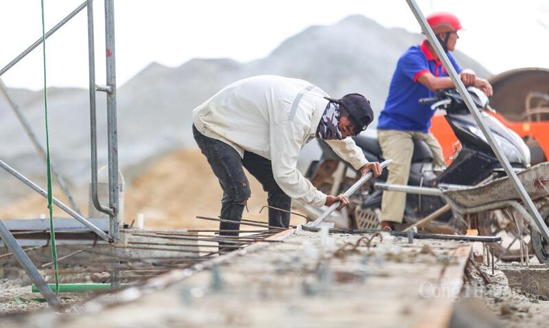 Công nhân đang nỗ lực hoàn thành những hạng mục cuối cùng để trạm dừng nghỉ đi vào hoạt động.