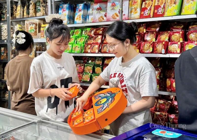 Đa dạng các loại bánh trung thu tại Cửa hàng sữa Bích Hương