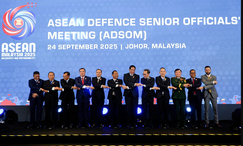 Trưởng đoàn các nước tại hội nghị chụp ảnh chung. Ảnh: Bộ Quốc phòng