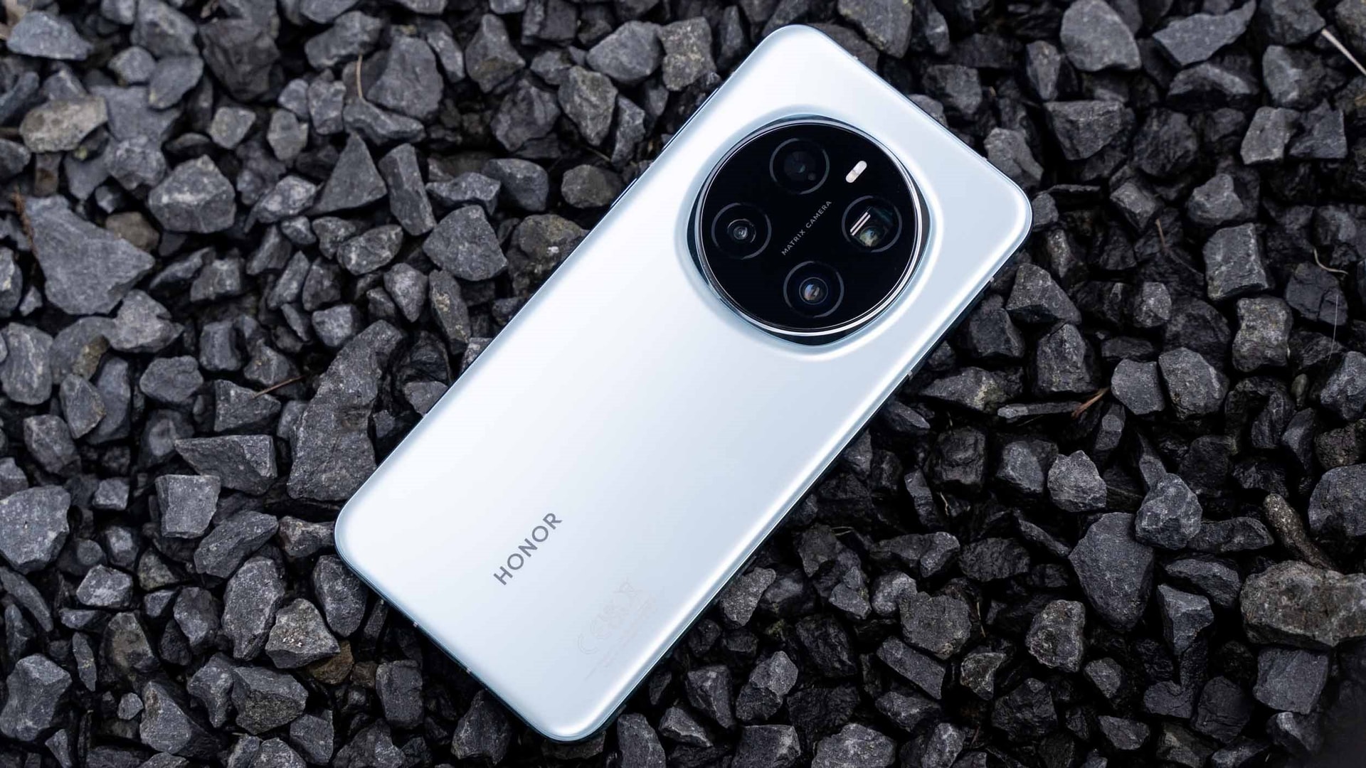 honor-magic-7-pro-smartphone-in-blausilber-auf-schwarzen-steinen-liegend.jpg