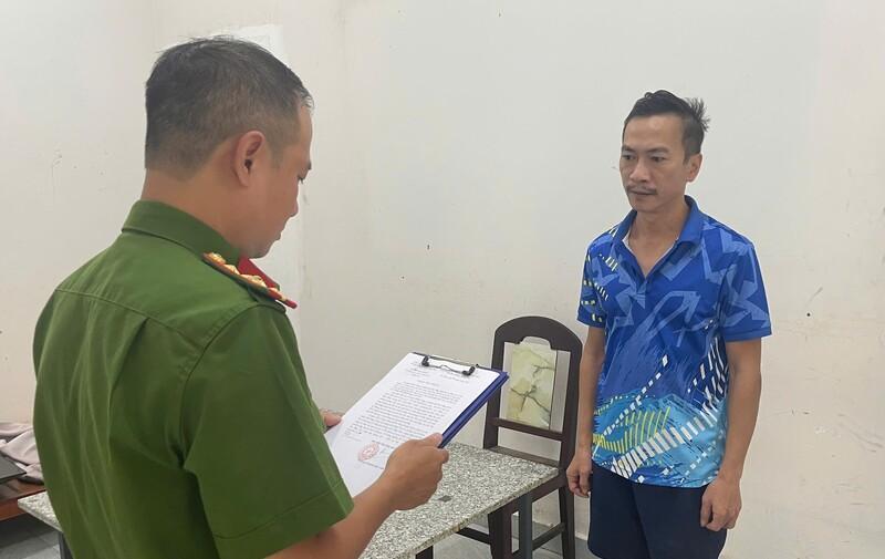 Cơ quan Cảnh sát điều tra Công an TP. Đà Nẵng tống đạt các quyết định đối với Trần Hùng Cường. Ảnh: Công an Đà Nẵng.
