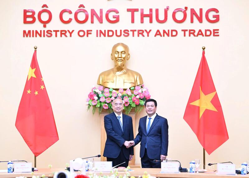 Bộ trưởng Bộ Công Thương Nguyễn Hồng Diên và đồng chí Lâm Vũ, Ủy viên Trung ương Đảng, Bí thư Tỉnh ủy tỉnh Sơn Đông, Trung Quốc.