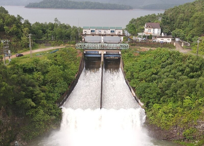 Hà Tĩnh chủ động xả tràn, ứng phó dự báo mưa lớn do bão số 10 gây ra. Ảnh: Phúc Sơn