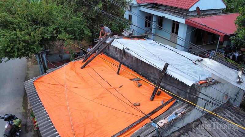 Người dân gia cố nhà cửa, tránh thiệt hại khi bão số 10 đổ bộ.