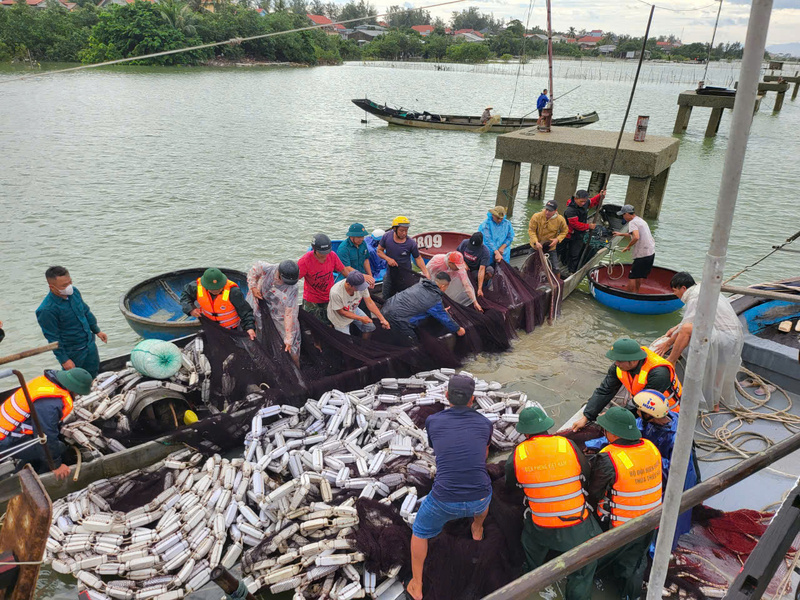 Tập trung lực lượng cứu vớt tàu cá bị chìm do bão số 10 gây ra. Ảnh: Nguyễn Tuấn