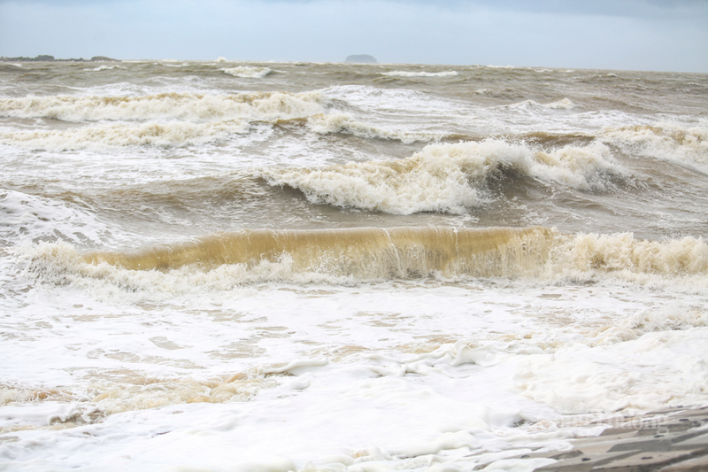 Chùm ảnh: Bão số 10 đang tiến gần, vùng biển Hà Tĩnh có sóng dữ dội - 6