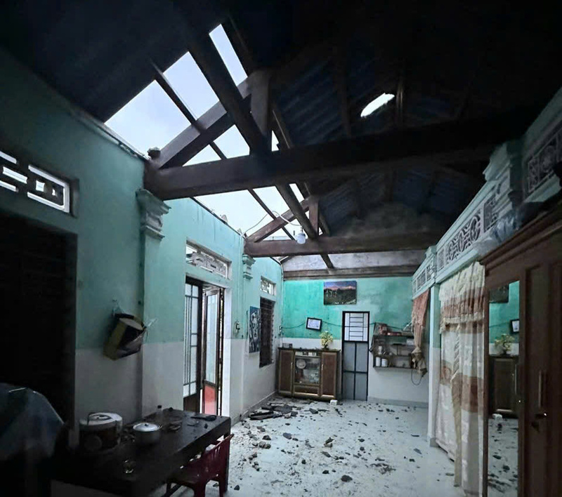 Nhiều ngôi nhà ở Quảng Điền bị tốc mái 1 phần hoặc hoàn toàn. Ảnh: Nguyễn Tuấn