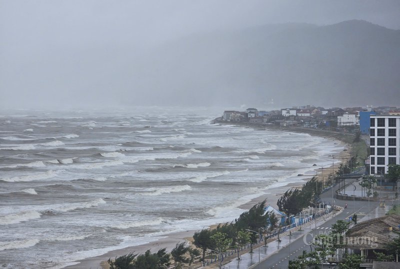 Theo ghi nhận của Phóng viên Báo Công Thương sáng 28/9, tại vùng ven biển thuộc xã Thiên Cầm, Hà Tĩnh xuất hiện mưa nhỏ, sóng lớn cao 2-3m, vỗ vào bờ trắng xóa.