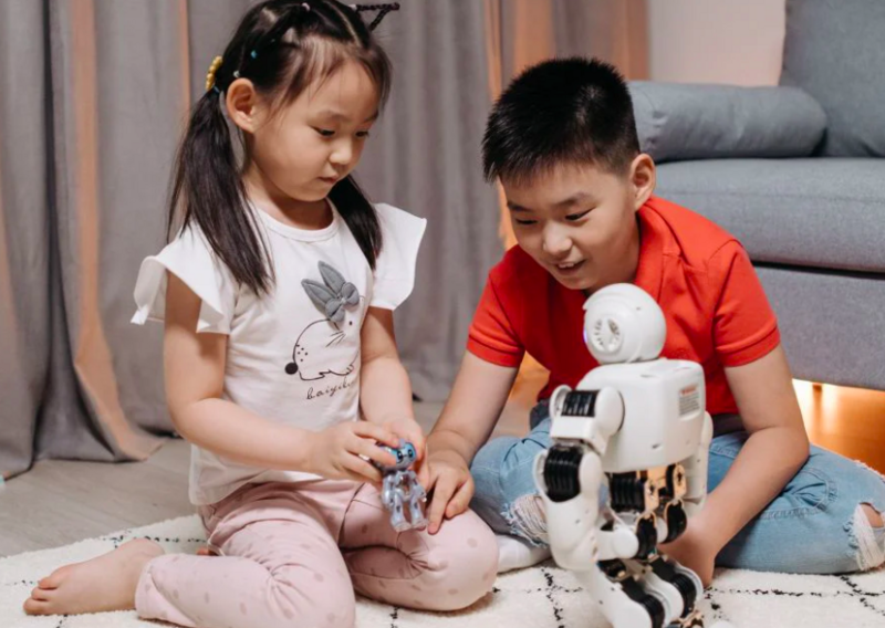 Đồ chơi giúp trẻ phát triển tư duy. Ảnh: Mykingdom.