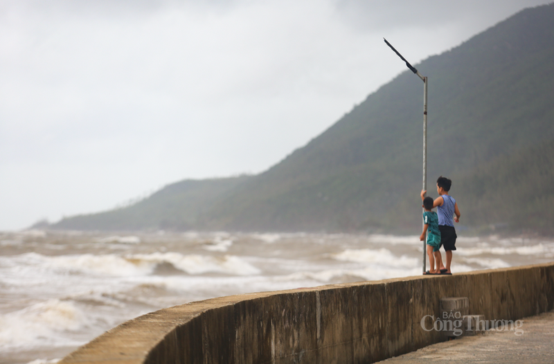 Do ảnh hưởng của bão, từ chiều 28/9, trên đất liền khu vực từ Thanh Hoá đến Bắc Quảng Trị gió mạnh dần lên cấp 6-7, sau tăng lên cấp 8-9, vùng gần tâm bão đi qua cấp 10-12, giật cấp 14.