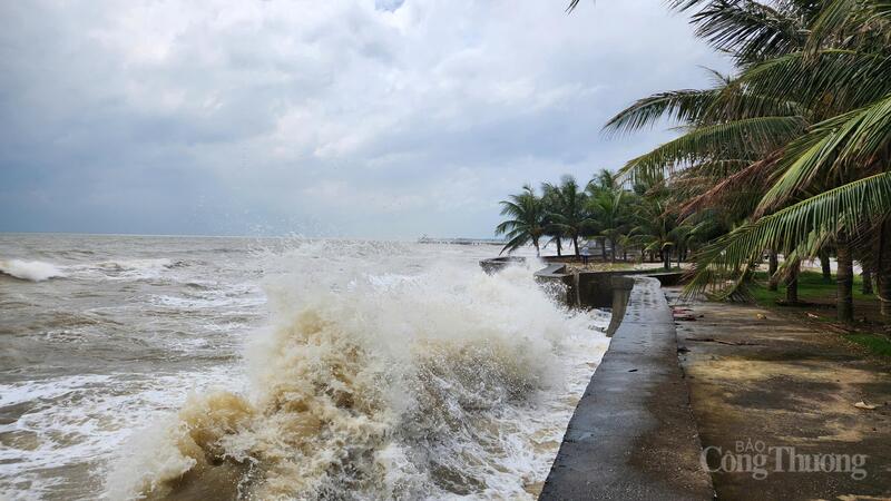 Hiện sóng biển tại Thanh Hóa đã lên cao, kèm theo gió mạnh.