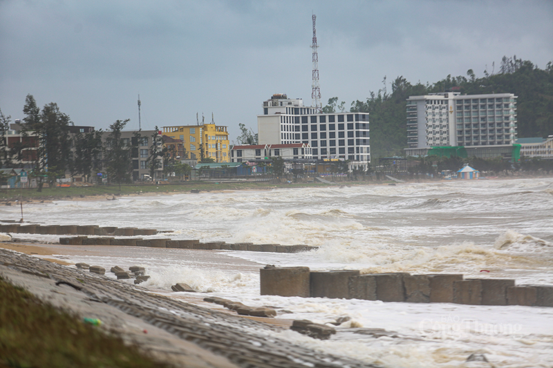 Hiện tại, các lực lượng chức năng và người dân địa phương đang tích cực chuẩn bị, di tản người dân và gia cố nhà cửa để đối phó với những diễn biến xấu nhất.