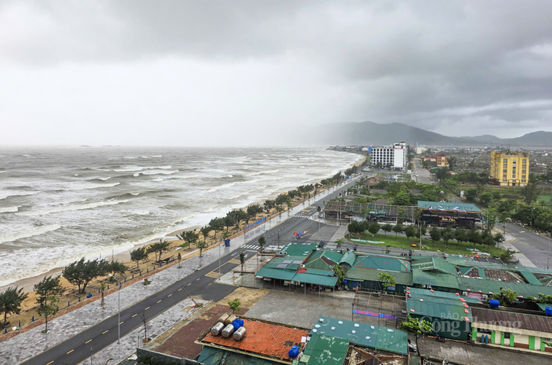 Thông tin từ Trung tâm dự báo khí tượng thủy văn quốc gia, hồi 9h ngày 28/9, vị trí tâm bão số 10 khoảng 16.9 độ Vĩ Bắc; 109.0 độ Kinh Đông, trên vùng biển Quảng Trị - TP Đà Nẵng, cách TP Huế khoảng 140 km về phía Đông. Sức gió mạnh nhất cấp 12 (118 - 133 km/h), giật cấp 15. Trong 3 giờ tới, bão di chuyển theo hướng Tây Bắc, tốc độ khoảng 25 - 30 km/h.