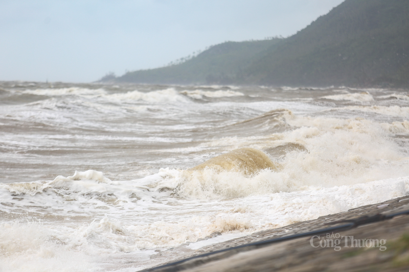 Càng về gần trưa, gió càng mạnh hơn. Khi đến gần bờ, những con sóng cao như những bức tường nước khổng lồ.
