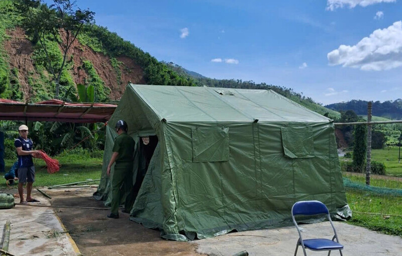 Xã Yên Nhân dựng lều dã chiến làm nơi ở tạm cho người dân sơ tán. Ảnh: Quách Thuận