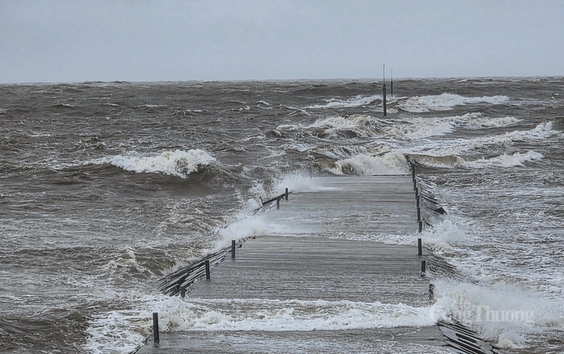 Hình ảnh ghi nhận tại khu vực kè chắn sóng thuộc xã Cẩm Nhượng cũ (nay là xã Thiên Cầm).