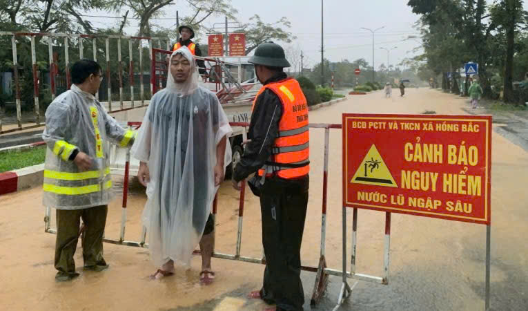 Do ảnh hưởng của bão số 10, Ban Chỉ huy phòng thủ dân sự thành phố Huế yêu cầu người dân hạn chế ra đường để đảm bảo an toàn. Ảnh: Nguyễn Tuấn