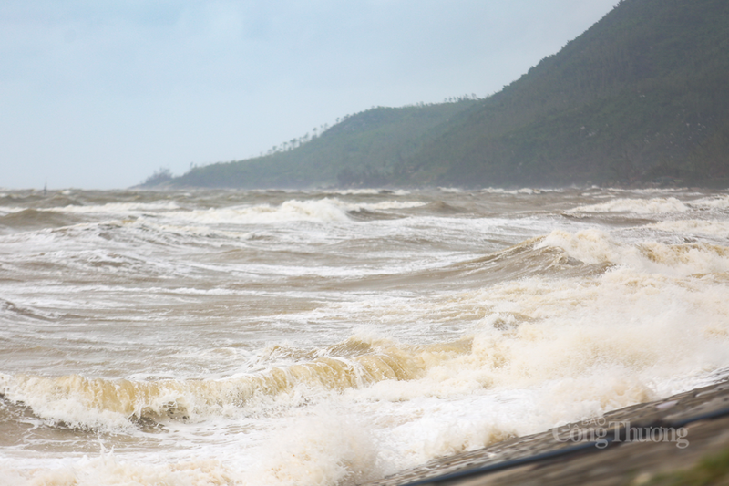 Chùm ảnh: Bão số 10 đang tiến gần, vùng biển Hà Tĩnh có sóng dữ dội - 7