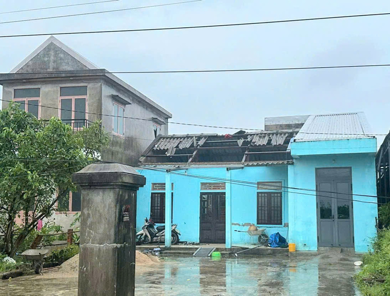 Sáng sớm ngày 28/9, hơn 70 ngôi nhà ở Quảng Điền bị tốc mái trước khi bão số 10 đổ bộ. Ảnh: Nguyễn Tuấn