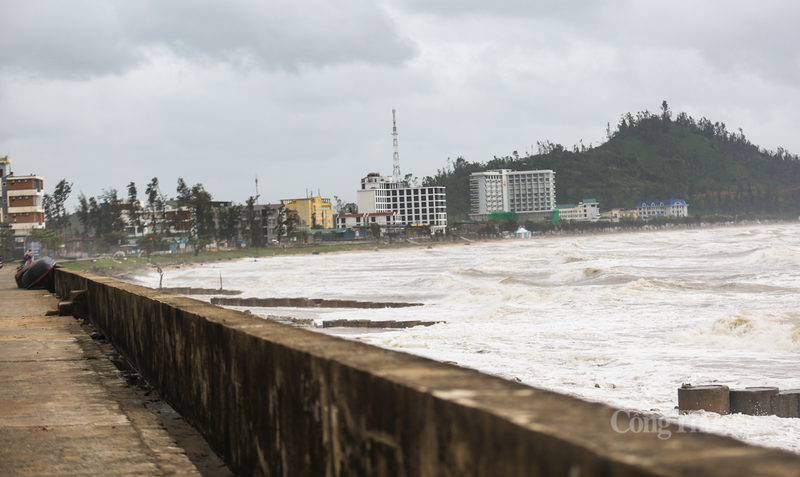 Sóng lớn dồn dập tại bãi biển Khu du lịch Thiên Cầm.