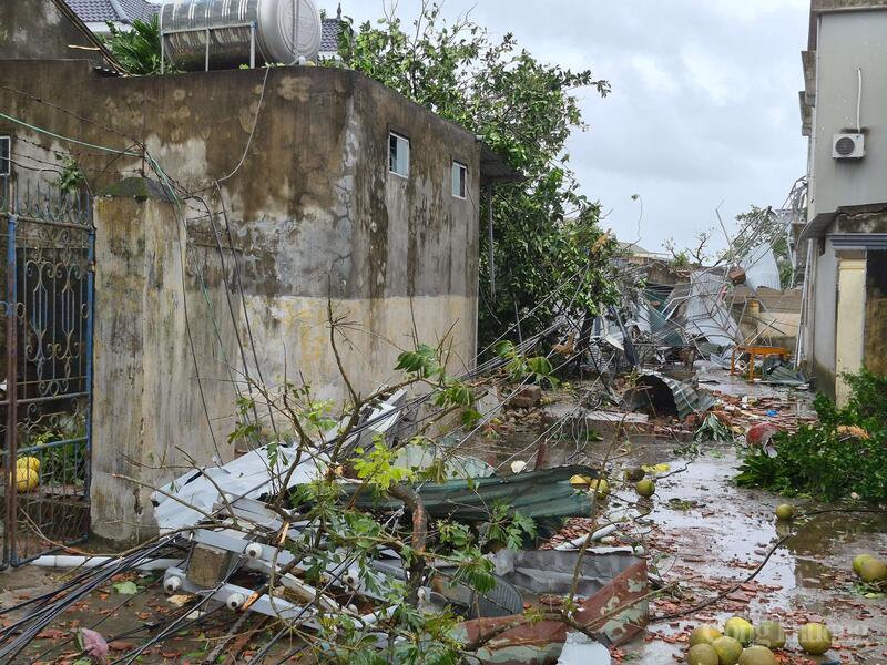 Cả một con ngõ nhỏ ngổn ngang cột điện, cây cối, tường đổ