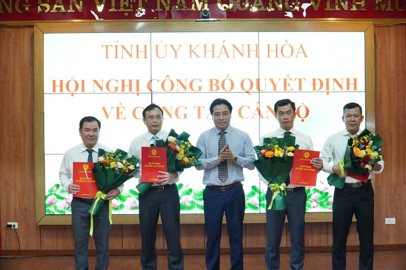 Ông Nguyễn Văn Nhựt (thứ hai từ trái qua) được điều động, bổ nhiệm giữ chức vụ Giám đốc Sở Công Thương Khánh Hoà.