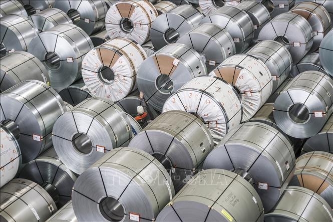 Thép cuộn do Tập đoàn Công nghệ Thép tại Salzgitter, Đức sản xuất. Ảnh: EPA/TTXVN.