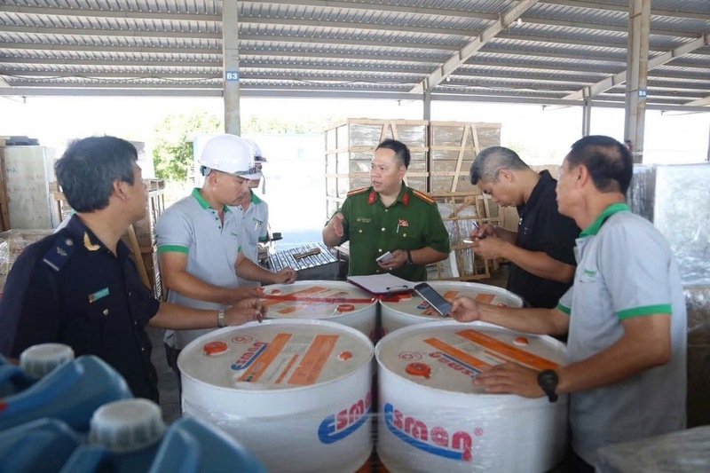 Công an tỉnh Quảng Ninh triệt phá đường dây buôn lậu ước tính tổng trị giá hàng hóa nhập lậu khoảng trên 30 tỷ đồng. Ảnh: Công an tỉnh Quảng Ninh