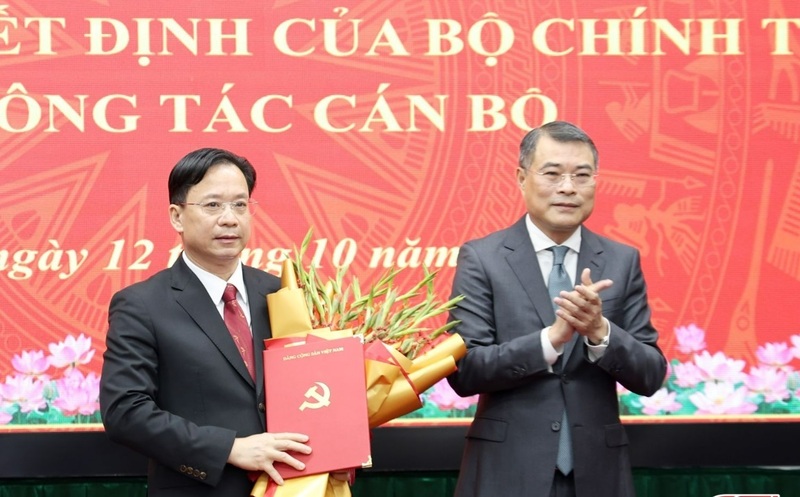 Ông Lê Minh Hưng, Trưởng Ban Tổ chức Trung ương, trao quyết định của Bộ Chính trị điều động, chỉ định đồng chí Hoàng Văn Nghiệm giữ chức Bí thư Tỉnh ủy Sơn La. Ảnh: Thanh Huyền