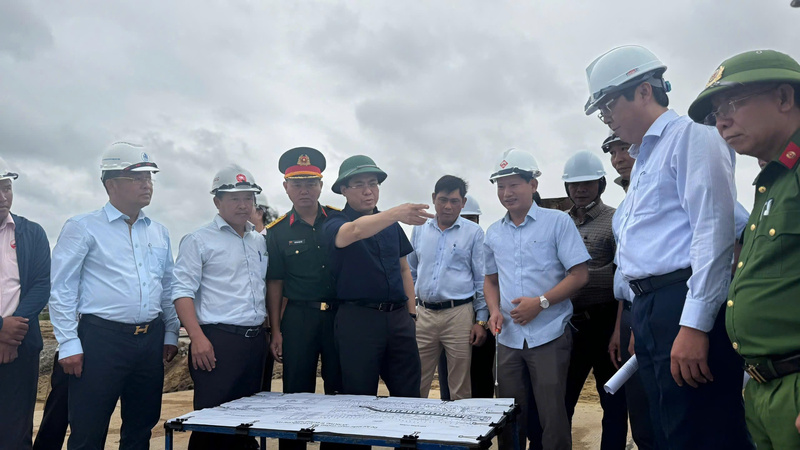 Chủ tịch UBND tỉnh Quảng Ngãi Nguyễn Hoàng Giang đi kiểm tra tại dự án khắc phục, chống sạt lở bờ biển khu vực xã An Phú. Ảnh: Nguyễn Dương