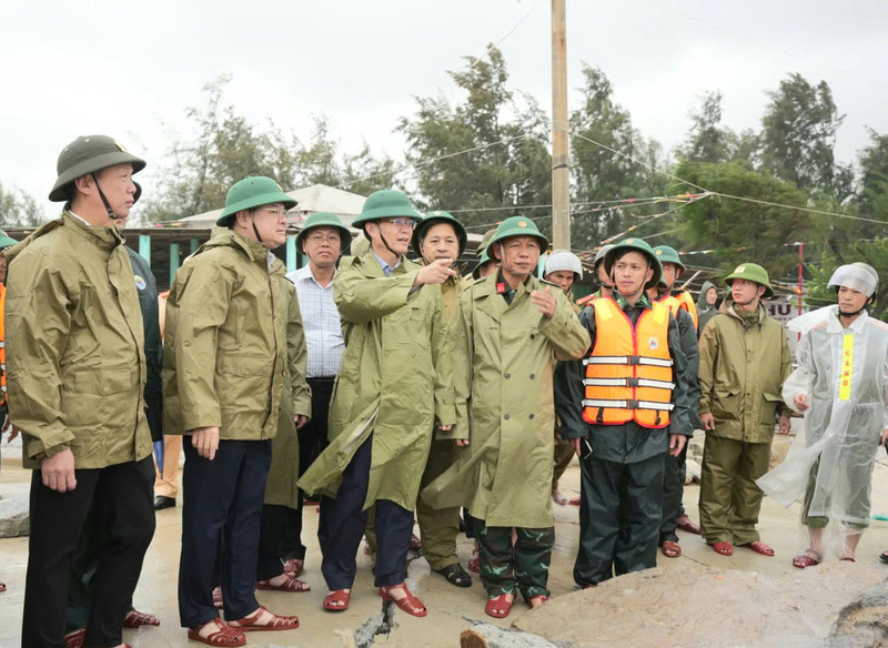 Lãnh đạo Thành ủy, UBND thành phố Huế trực tiếp chỉ đạo công tác ứng phó, khắc phục hậu quả mưa bão tại phường Thuận An. Ảnh: Nguyễn Tuấn