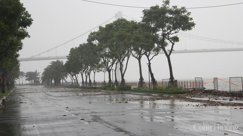 TP. Đà Nẵng vẫn đang tiếp tục mưa lớn uy hiếp nghiêm trọng tuyến đường ven sông Hàn.