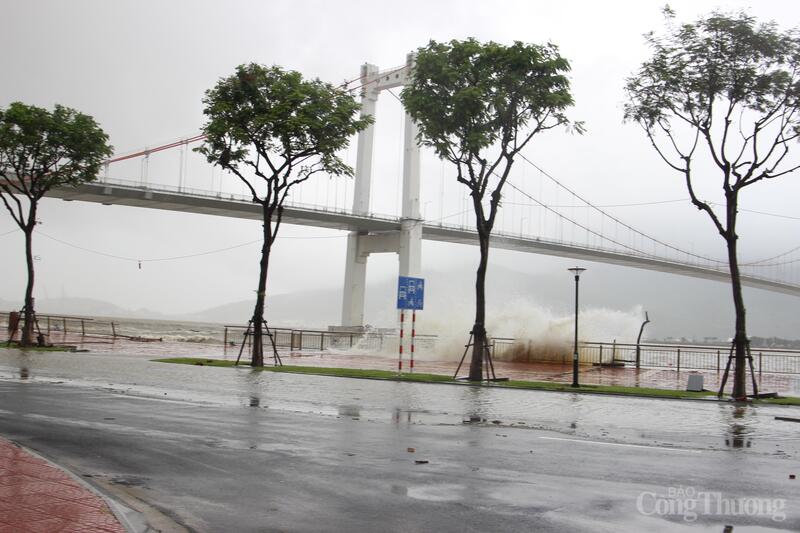 Ghi nhận của phóng viên sáng 23/10, nước sông Hàn đã rút nhưng vẫn mấp mé mặt vỉa hè đường Như Nguyệt.