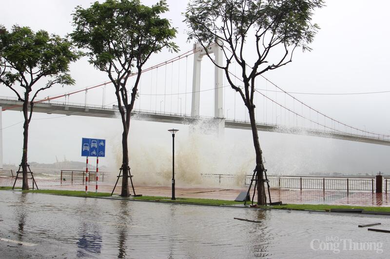 Tuy nhiên, do đây là khu vực giao giữa cửa sông và biển nên sóng đánh mạnh.