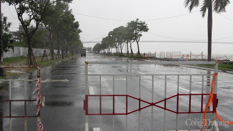 Lực lượng chức năng phường Hải Châu kịp thời căng dây, đặt rào chắn không để người dân không đi lại khu vực này.