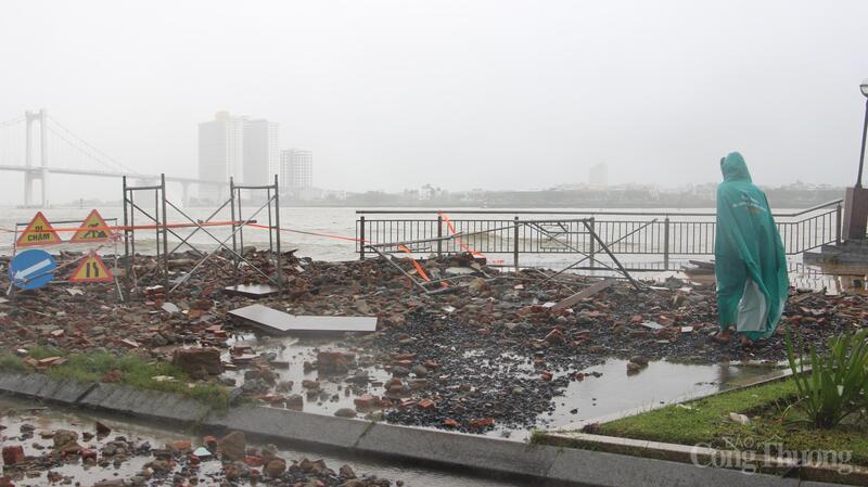 Vỉa hè ngổn ngang đá gạch bị sóng đánh hư hỏng