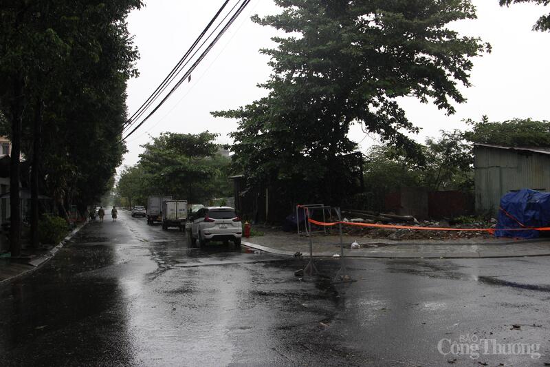 Trước đó, trong đêm 22/10, nước sông Hàn dâng cao gây ngập các đường khu vực quanh đường Như Nguyệt, lực lượng chức năng đã chăng dây cảnh báo. Đến sáng nay (23/10) nước đã rút.