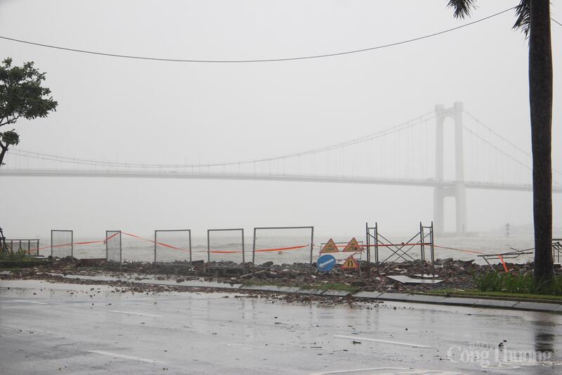 Chỉ sau 1 ngày (từ sáng 22/10 đến sáng 23/10), khu vực này đã sạt lở sâu vào gần phía trong đường.