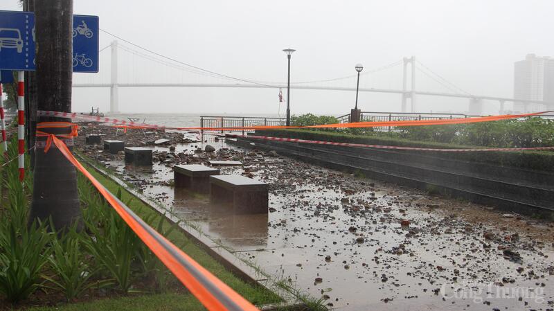 Cảnh tan hoang vỉa hè đường Như Nguyệt