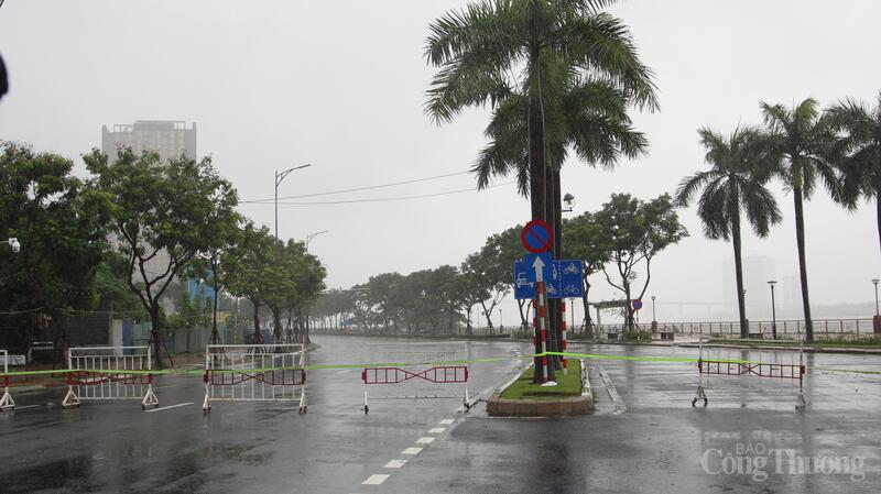 Chăng dây, rào cấm đường từ đầu đường Như Nguyệt để đảm bảo an toàn.